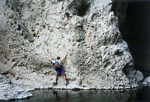 V Malibu Creek nedaleko L.A. (kde se mimochodem natela Planeta opic a M.A.S.H.)
se nachz v jednom zastrenm kaonu
pekrsn pevisy, sktajc asn 
monosti sklolezen. Ovem u jen dostat
se tam suchou nohou je lezeck provrka ... 